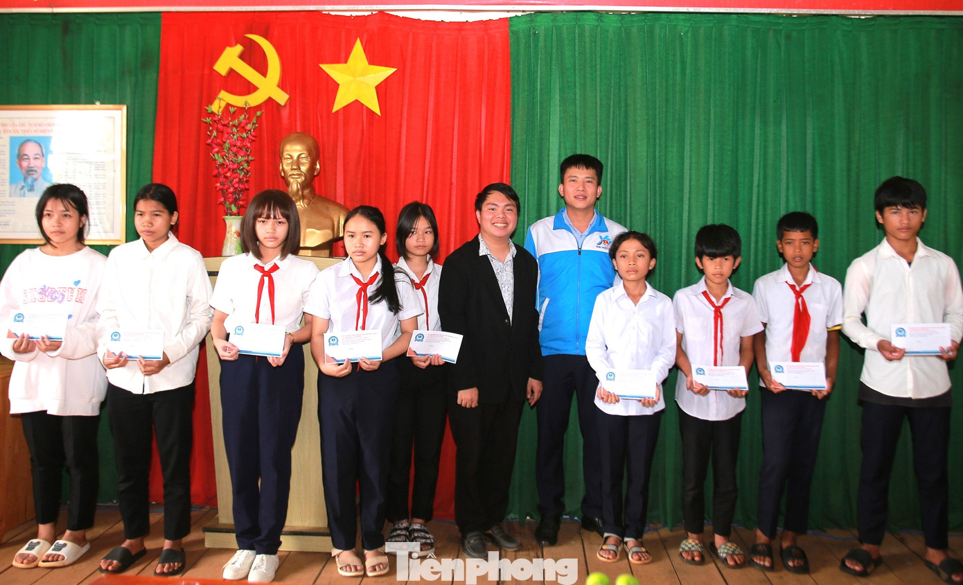 Trao học bổng cho học sinh có hoàn cảnh khó khăn Trao học bổng cho học sinh có hoàn cảnh khó khăn