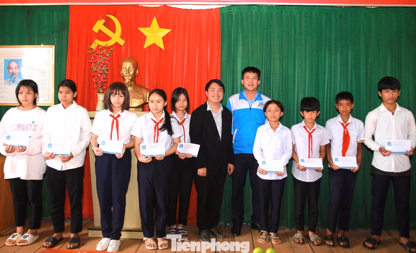 Trao học bổng cho học sinh có hoàn cảnh khó khăn