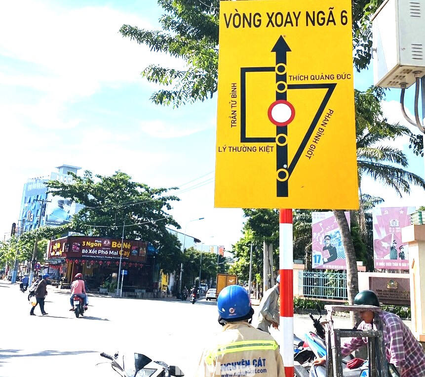 Biển báo chỉ dẫn đường tránh khu vực bị phong tỏa