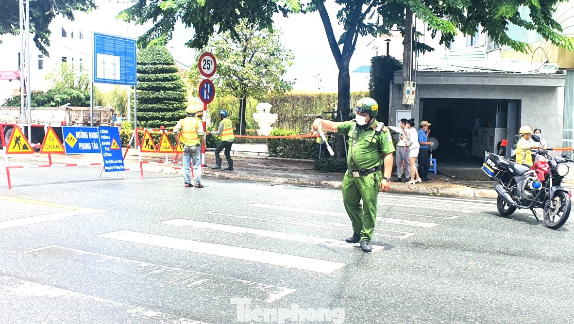 Lực lượng chức năng điều tiết giao thông tại khu vực bị phong tỏa