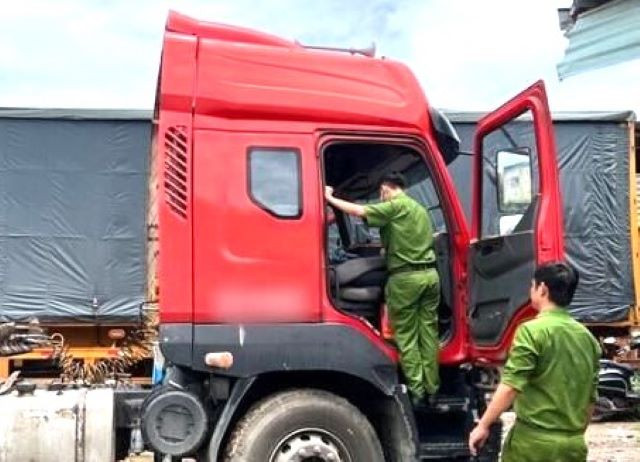 Công an khám nghiệm hiện trường