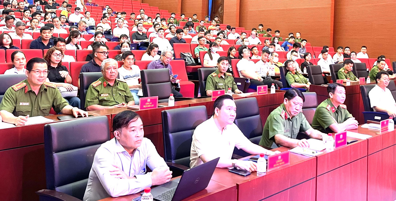 Công an tỉnh Bình Dương đối thoại với doanh nghiệp để tháo gỡ khó khăn, vướng mắc liên quan đến PCCC. Công an tỉnh Bình Dương đối thoại với doanh nghiệp để tháo gỡ khó khăn, vướng mắc liên quan đến PCCC.