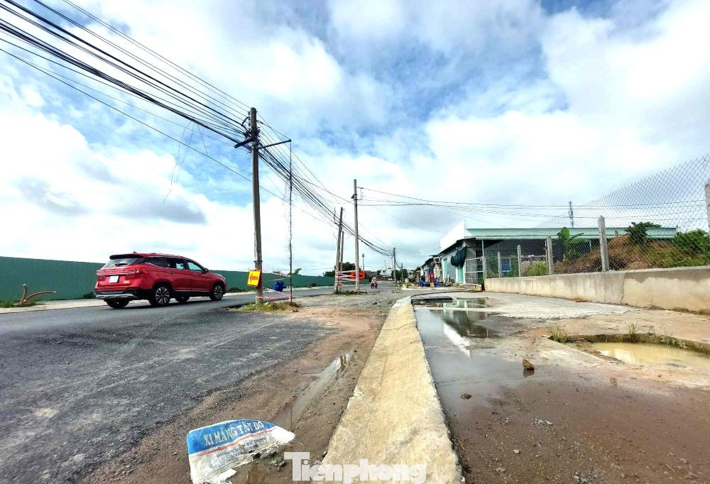 Theo các hộ dân sống bên dự án đường DX 022, một số đoạn đã thi công gần hoàn thiện nhưng các trụ điện vẫn án ngữ giữa đường, gây nguy hiểm cho người tham gia giao thông.