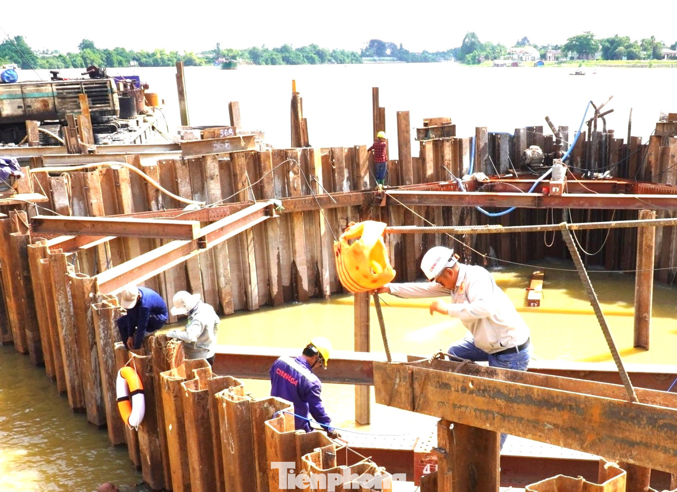 Dự án cầu Bạch Đằng nối Bình Dương với tỉnh Đồng Nai đang thi công Dự án cầu Bạch Đằng nối Bình Dương với tỉnh Đồng Nai đang thi công