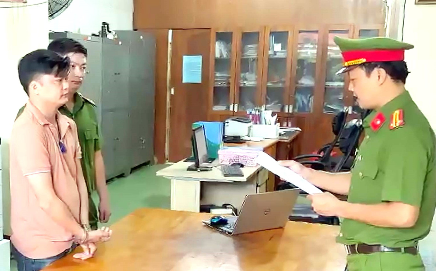 Nguyễn Văn Khánh (bìa trái) bị bắt về để điều tra về tội "Lừa đảo chiếm đoạt tài sản"