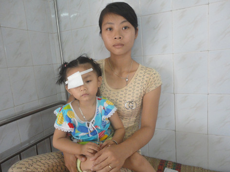 Anh Thư và mẹ tại Bệnh viện Mắt Trung ương. Ảnh: K.N