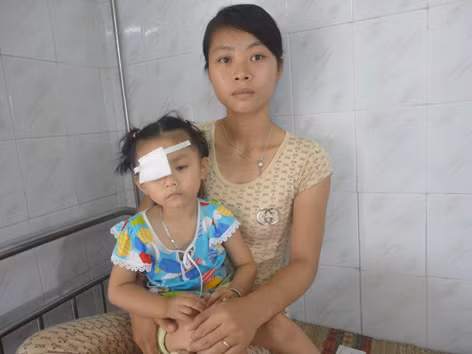 Anh Thư và mẹ tại Bệnh viện Mắt Trung ương. Ảnh: K.N