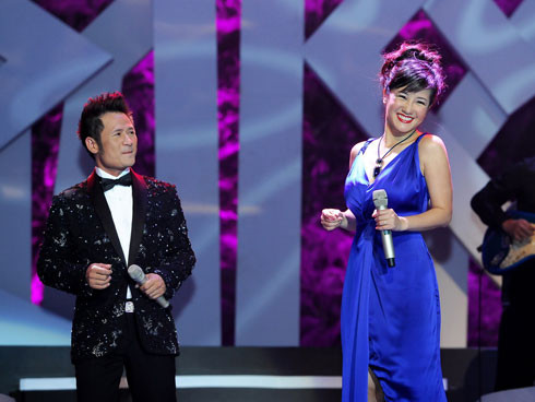 Nữ nghệ sĩ chia sẻ, cũng như những khán giả hâm mộ giọng hát Bằng Kiều, chị và bạn bè của anh đã mong chờ đêm nhạc trên sân khấu quê nhà như thế này từ lâu lắm rồi. Bằng Kiều kể vui, anh và Hồng Nhung còn có họ hàng với nhau. Và đúng ra Hồng Nhung phải gọi Bằng Kiều là chú vì ông nội Hồng Nhung và bố Bằng Kiều là anh em