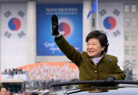 Bà Park Geun-hye là tổng thống đầu tiên của Hàn Quốc dùng xe ô tô nội để di chuyển trong lễ nhậm chức. Trước đó, bà dùng xe Mercedes-Benz S600 Pullman Guard để đi từ nhà ở Gangnam đến Nghĩa trang quốc gia Seoul ở Dongjak-dong, rồi chuyển sang xe Equus limousine tới lễ nhậm chức. (Ảnh: Newsis)