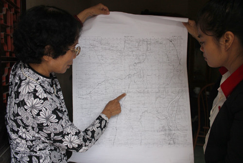 Bà Lưu Quang cùng gia đình liệt sĩ Định đã xác định được ông hy sinh trên đất nước Campuchia. Ảnh: Hoàng Phương