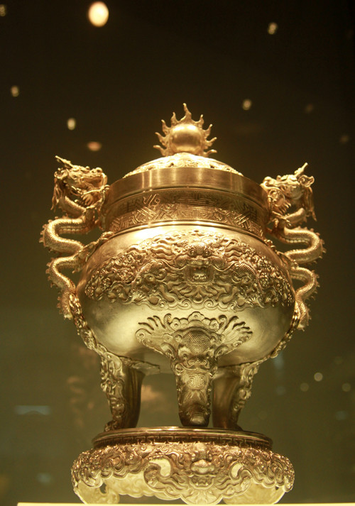 Rồng trang trí trên đỉnh bằng bạc (triều Nguyễn, 1802-1945)