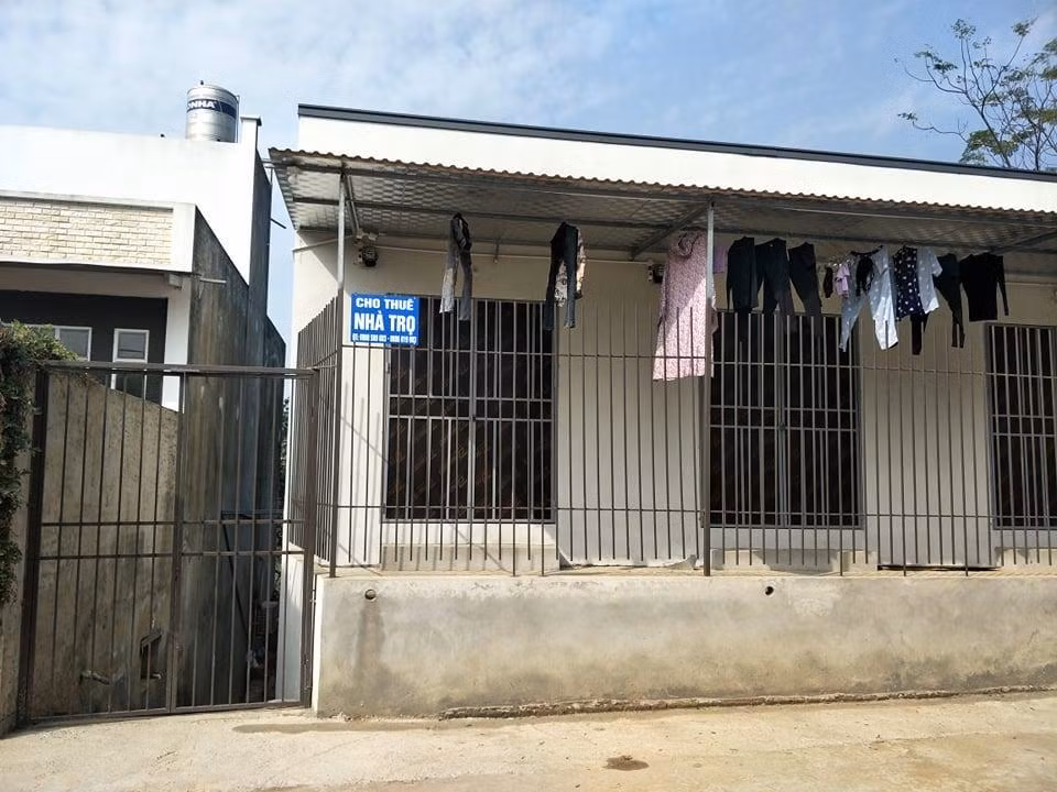 Khu nhà trọ nơi cháu bé sinh sống cùng mẹ và bạn trai.