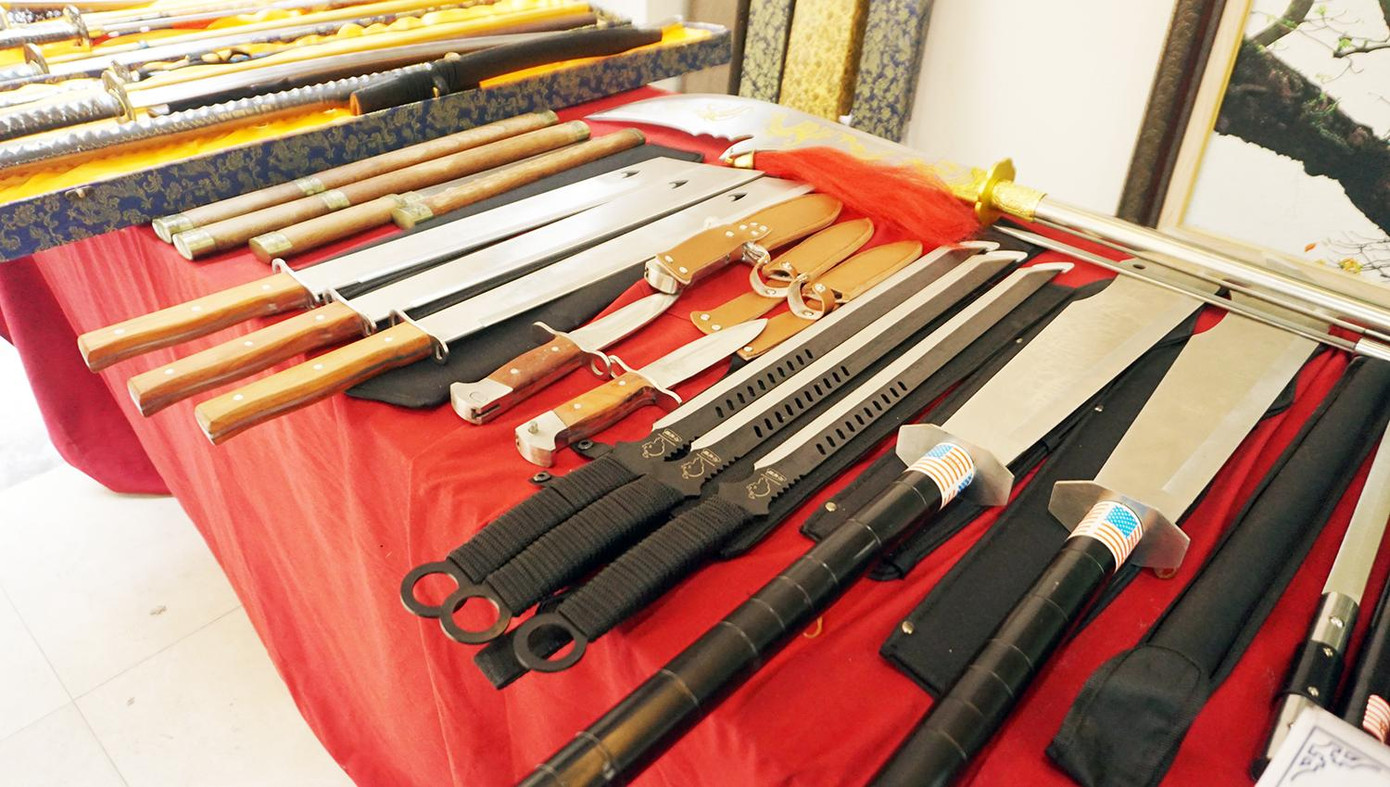 Ngày 14/1, Công an huyện Gia Lâm phối hợp với Cục A05 và Phòng CSHS Hà Nội khám xét 2 căn hộ của Ninh thu giữ hơn 2.900 vũ khí thô sơ, công cụ hỗ trợ. Trong đó có 465 kiếm, 680 bình xịt hơi cay, 653 dao,... Ngày 14/1, Công an huyện Gia Lâm phối hợp với Cục A05 và Phòng CSHS Hà Nội khám xét 2 căn hộ của Ninh thu giữ hơn 2.900 vũ khí thô sơ, công cụ hỗ trợ. Trong đó có 465 kiếm, 680 bình xịt hơi cay, 653 dao,...