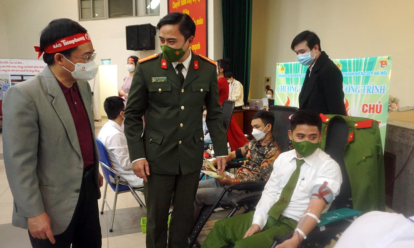 Đoàn viên thanh niên Công an quận Thanh Xuân 12 lần tham gia hiến máu. Chiến sĩ trẻ cho biết, cứ có cơ hội là đăng ký tham gia hiến máu và rất vui khi những giọt máu của mình có thể giúp đỡ được người khác trong lúc khó khăn, bệnh tật.