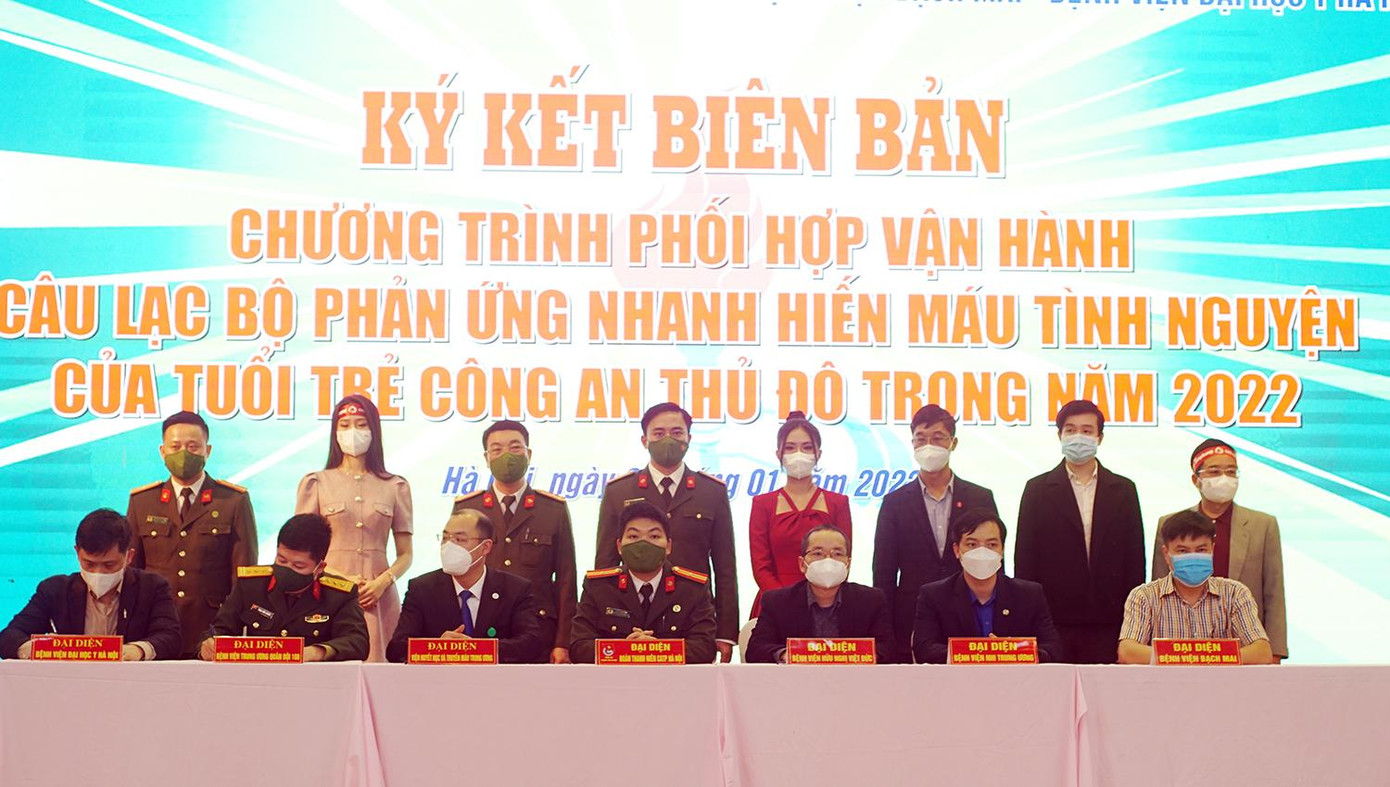 Chương trình phối hợp vận hành Câu lạc bộ Phản ứng nhanh hiến máu tình nguyện của tuổi trẻ Công an Thủ đô giữa Đoàn Thanh niên Công an TP Hà Nội và đại diện 8 bệnh viện.