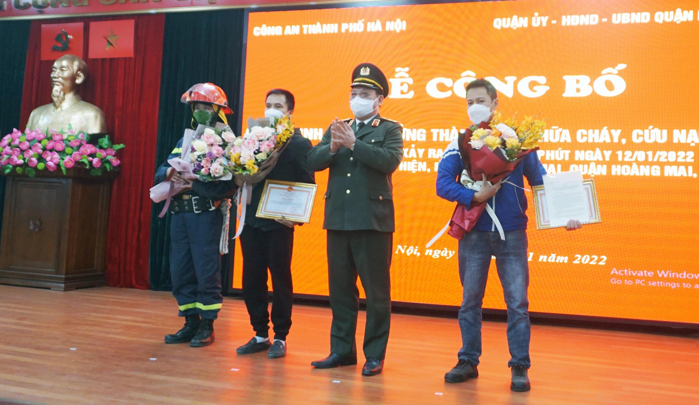 Trung tướng Nguyễn Hải Trung - Giám đốc Công an TP Hà Nội trao giấy khen cho các cá nhân. Trung tướng Nguyễn Hải Trung - Giám đốc Công an TP Hà Nội trao giấy khen cho các cá nhân.