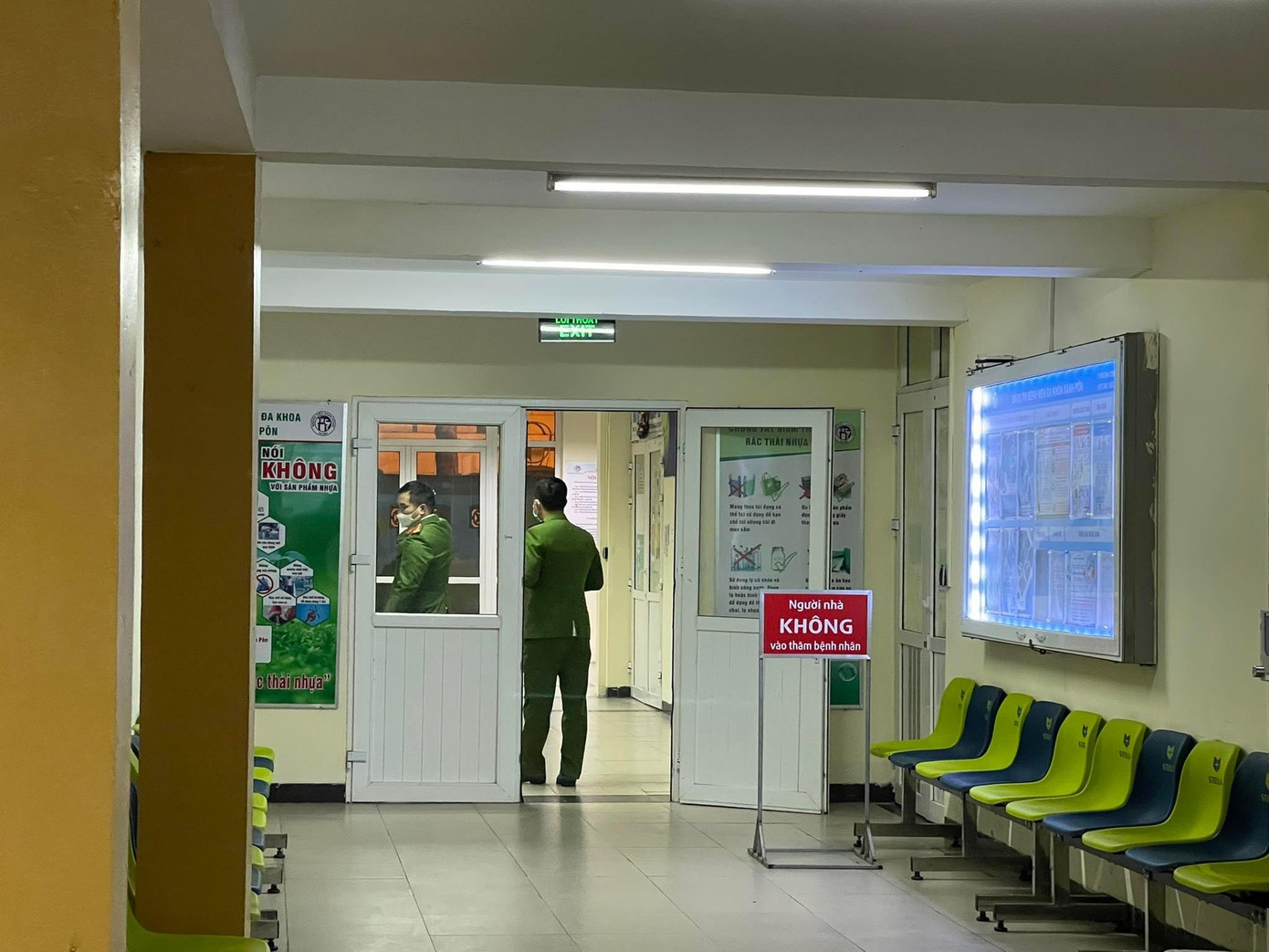 Lực lượng chức năng có mặt tại khu vực cháu bé điều trị. Lực lượng chức năng có mặt tại khu vực cháu bé điều trị.