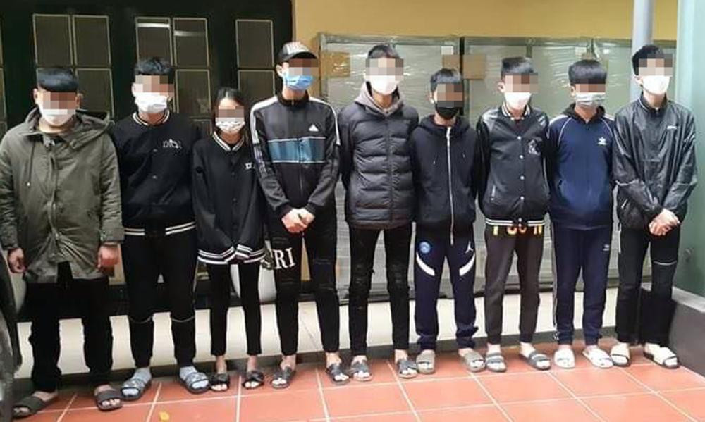 Nhóm thiếu niên giả làm cảnh sát hình sự cướp tài sản người đi đường. Nhóm thiếu niên giả làm cảnh sát hình sự cướp tài sản người đi đường.