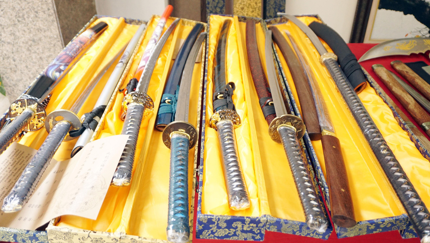 Trước đó, tháng 12/2021, qua trao đổi với Cục A05 (Bộ Công an) Công an huyện Gia Lâm phát hiện Ninh - có tiền sự về hành vi mua bán vũ khí thô sơ, công cụ hỗ trợ, là quản trị kênh Youtube "Đao kiếm phong thủy", Facebook cá nhân thường xuyên đăng tải các video, livestream quảng cáo mua bán vũ khí thô sơ và công cụ hỗ trợ. Trước đó, tháng 12/2021, qua trao đổi với Cục A05 (Bộ Công an) Công an huyện Gia Lâm phát hiện Ninh - có tiền sự về hành vi mua bán vũ khí thô sơ, công cụ hỗ trợ, là quản trị kênh Youtube "Đao kiếm phong thủy", Facebook cá nhân thường xuyên đăng tải các video, livestream quảng cáo mua bán vũ khí thô sơ và công cụ hỗ trợ.