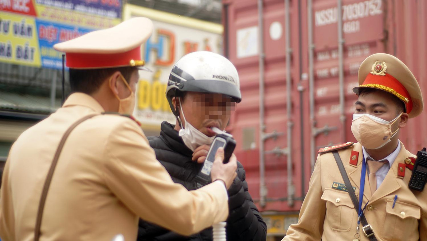 Lực lượng CSGT kiểm tra nồng độ cồn lái xe. Lực lượng CSGT kiểm tra nồng độ cồn lái xe.