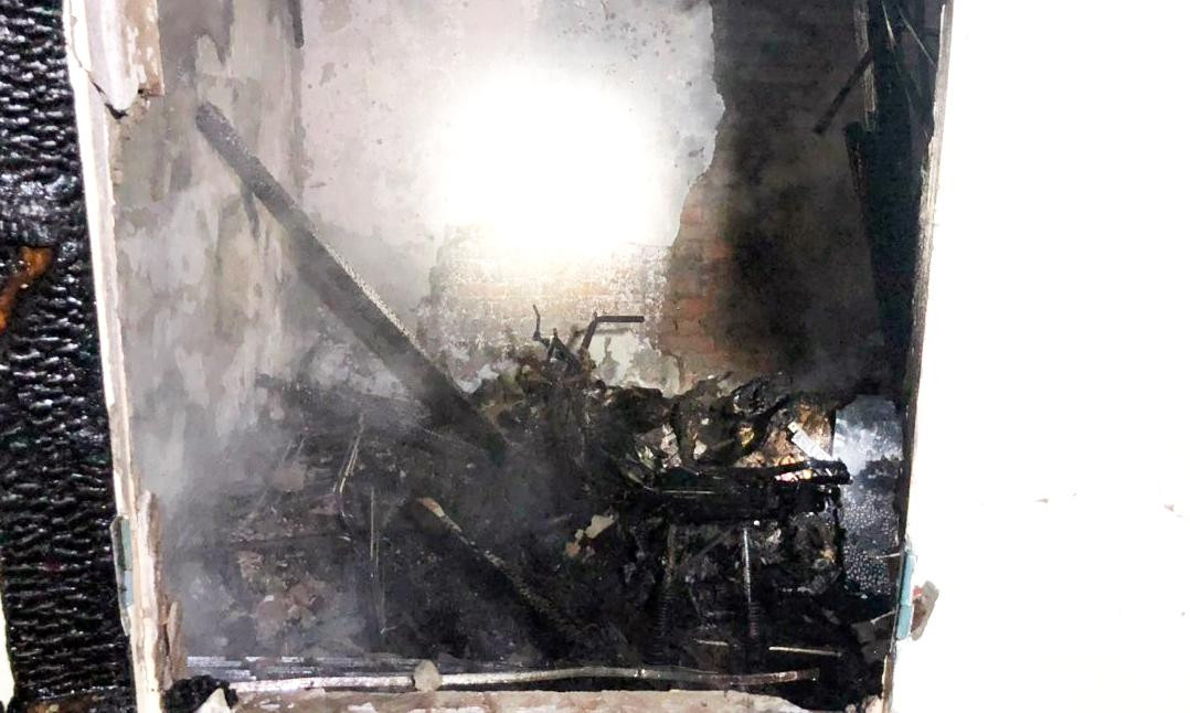 Toàn bộ đồ đạc trong nhà trọ rộng khoảng 10m2 có 1 gác xép bị thiêu rụi. Toàn bộ đồ đạc trong nhà trọ rộng khoảng 10m2 có 1 gác xép bị thiêu rụi.