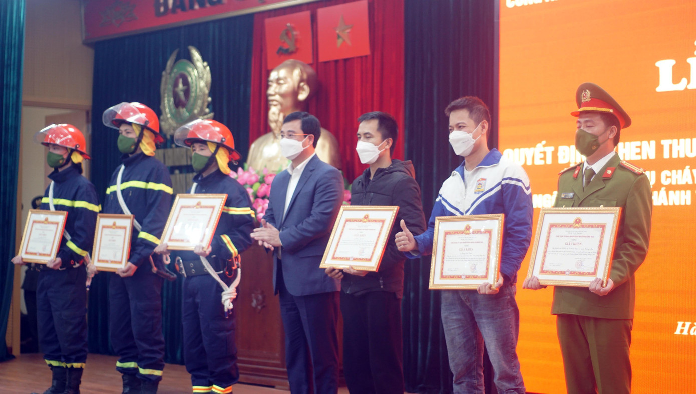 Ông Nguyễn Minh Tâm - Chủ tịch UBND quận Hoàng Mai trao khen thưởng cho các tập thể, cá nhân. Ông Nguyễn Minh Tâm - Chủ tịch UBND quận Hoàng Mai trao khen thưởng cho các tập thể, cá nhân.