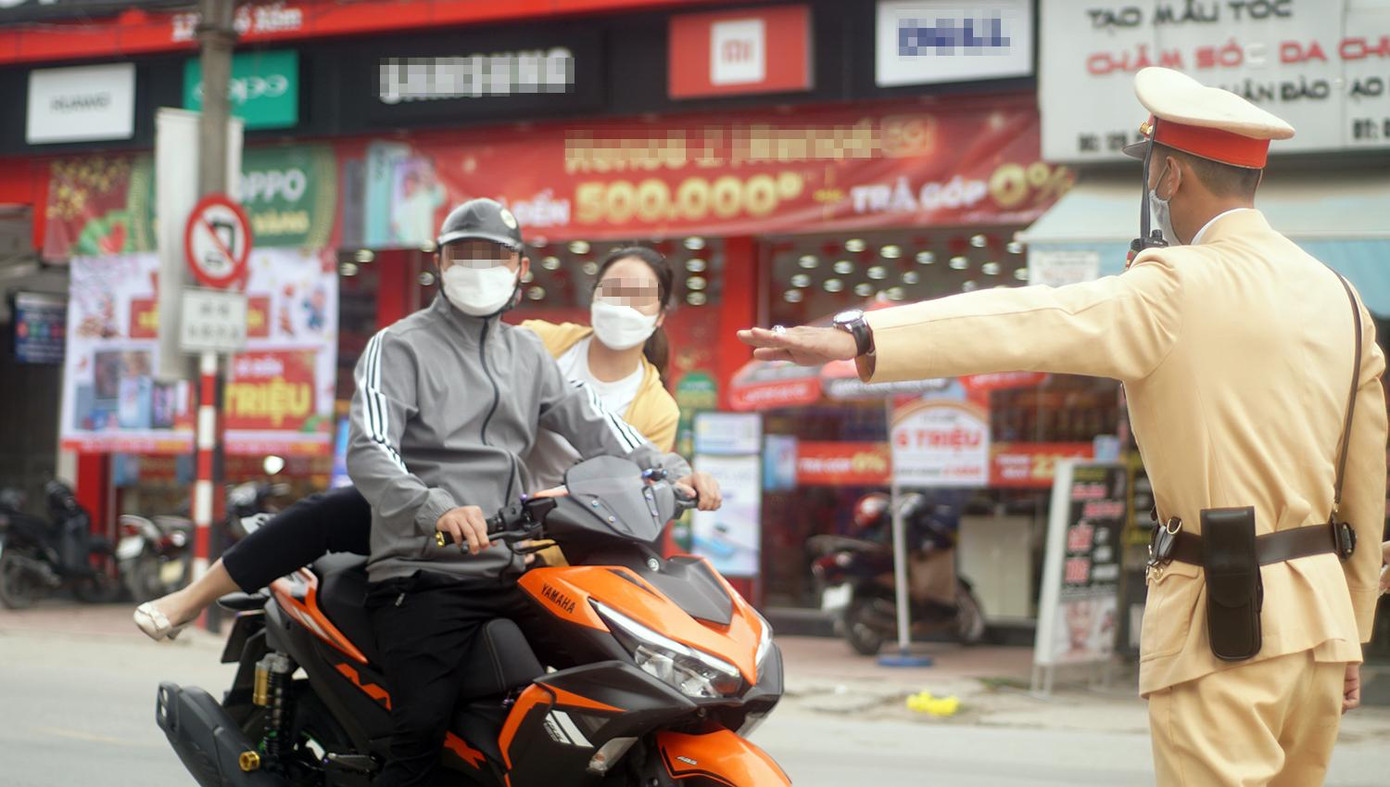 Lực lượng CSGT kiểm tra xử lý vi phạm.