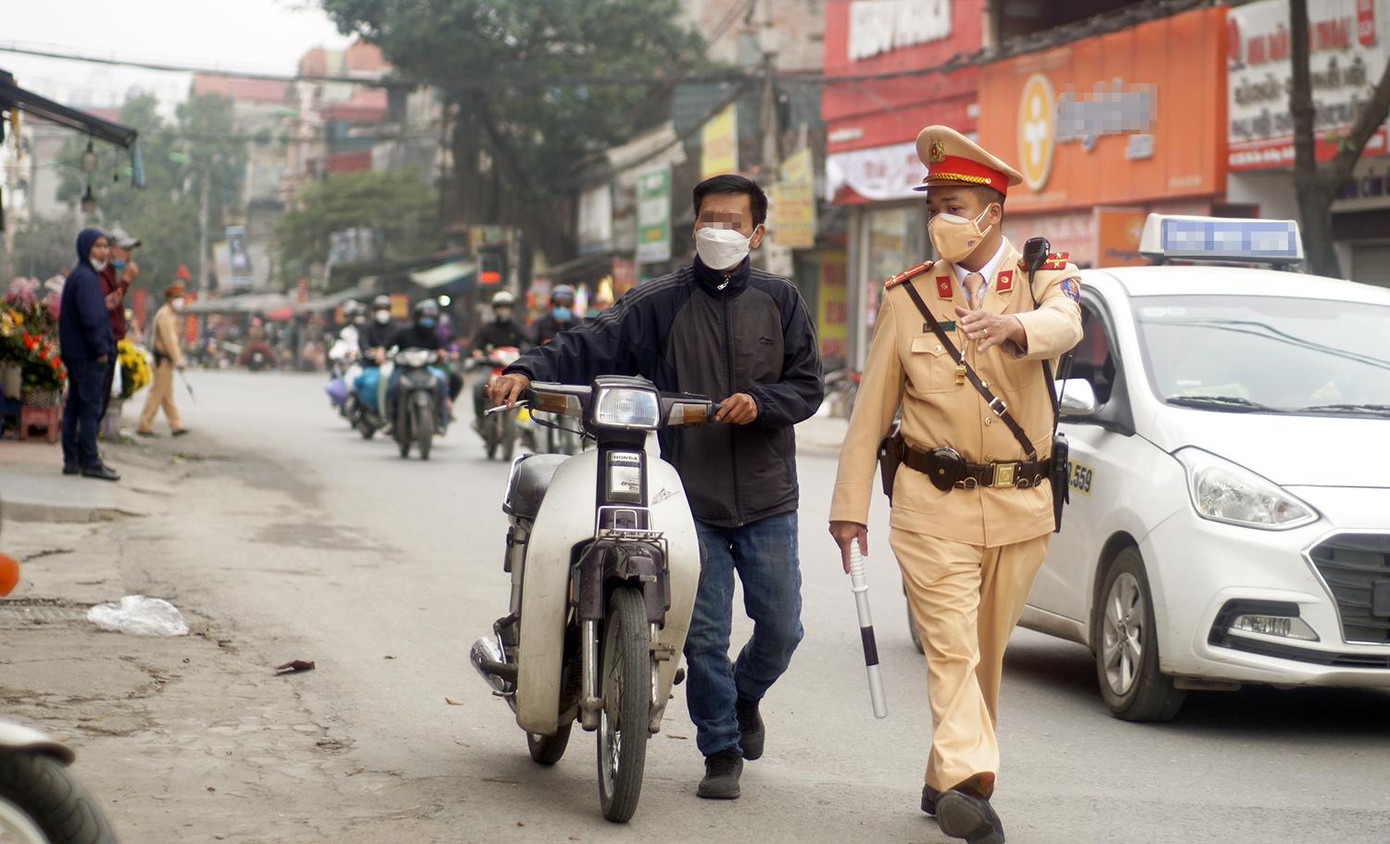 Lực lượng CSGT kiểm tra, xử lý vi phạm. Lực lượng CSGT kiểm tra, xử lý vi phạm.