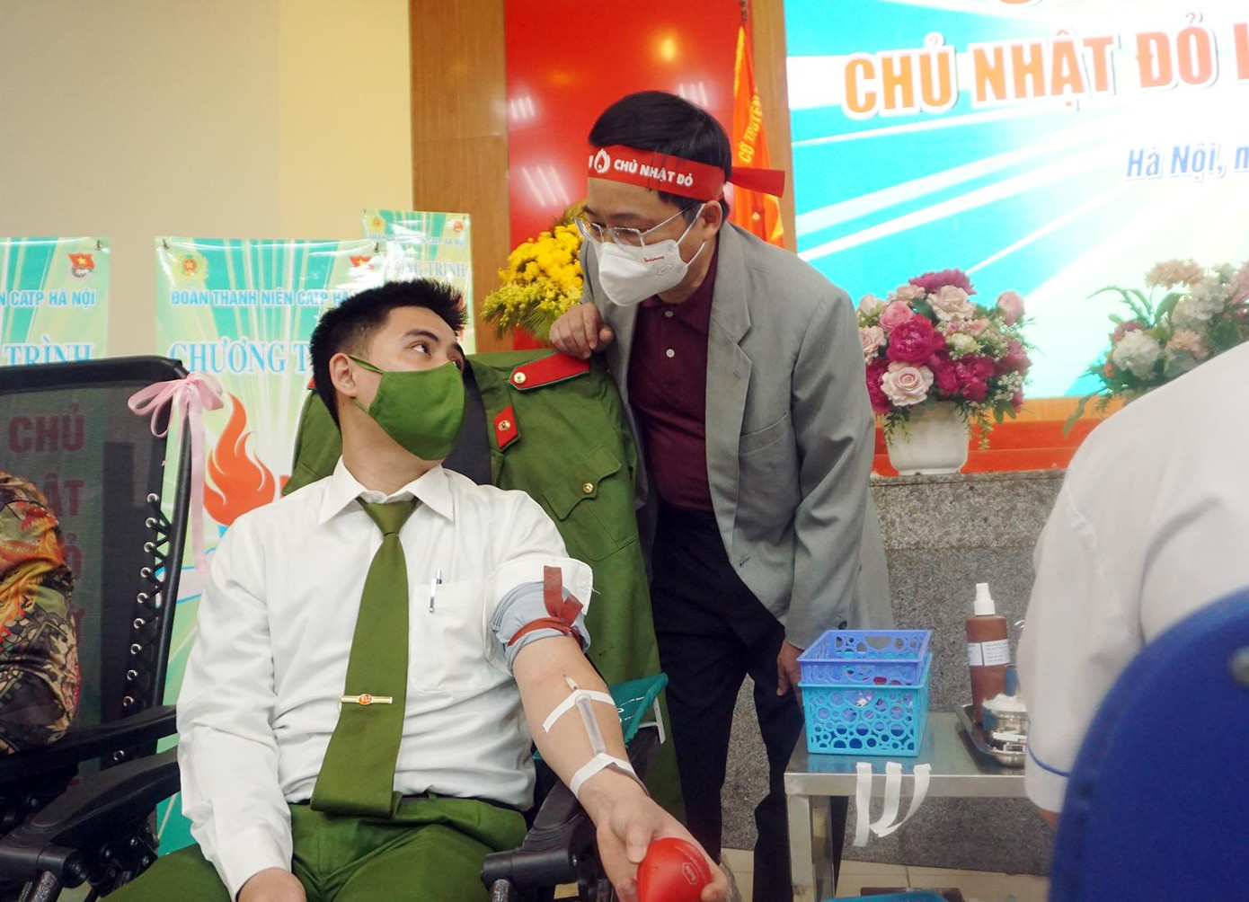 Nhà báo Vũ Tiến hỏi thăm đoàn viên tham gia hiến máu.