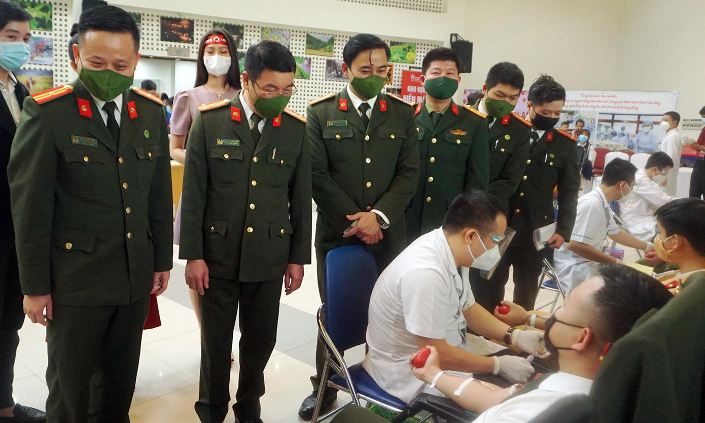 Lãnh đạo các đơn vị thăm hỏi, động viên các đoàn viên tham gia hiến máu.