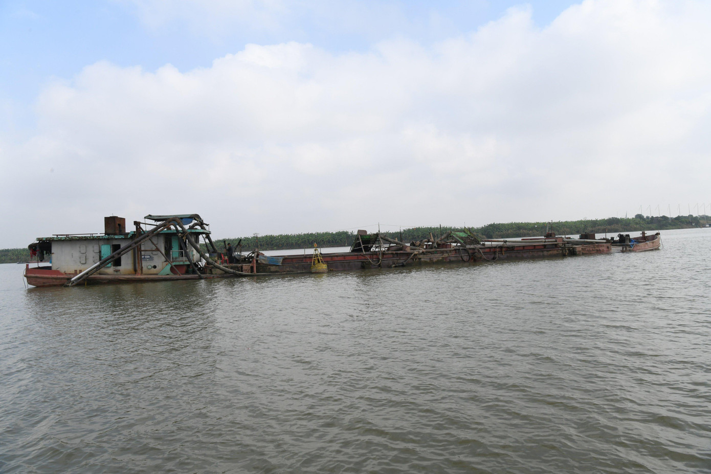 Thực hiện Kế hoạch cao điểm đảm bảo trật tự an toàn giao thông – trật tự xã hội dịp Tết Dương lịch, Tết Nguyên đán và các lễ hội đầu xuân năm 2022. Ngày 6/1, các đơn vị nghiệp vụ Cục Cảnh sát Giao thông (CSGT) Bộ Công an phối hợp với Công an tỉnh Hà Nam và Thái Bình bắt quả tang 14 tàu hút cát trái phép trên sông Hồng. Thực hiện Kế hoạch cao điểm đảm bảo trật tự an toàn giao thông – trật tự xã hội dịp Tết Dương lịch, Tết Nguyên đán và các lễ hội đầu xuân năm 2022. Ngày 6/1, các đơn vị nghiệp vụ Cục Cảnh sát Giao thông (CSGT) Bộ Công an phối hợp với Công an tỉnh Hà Nam và Thái Bình bắt quả tang 14 tàu hút cát trái phép trên sông Hồng.