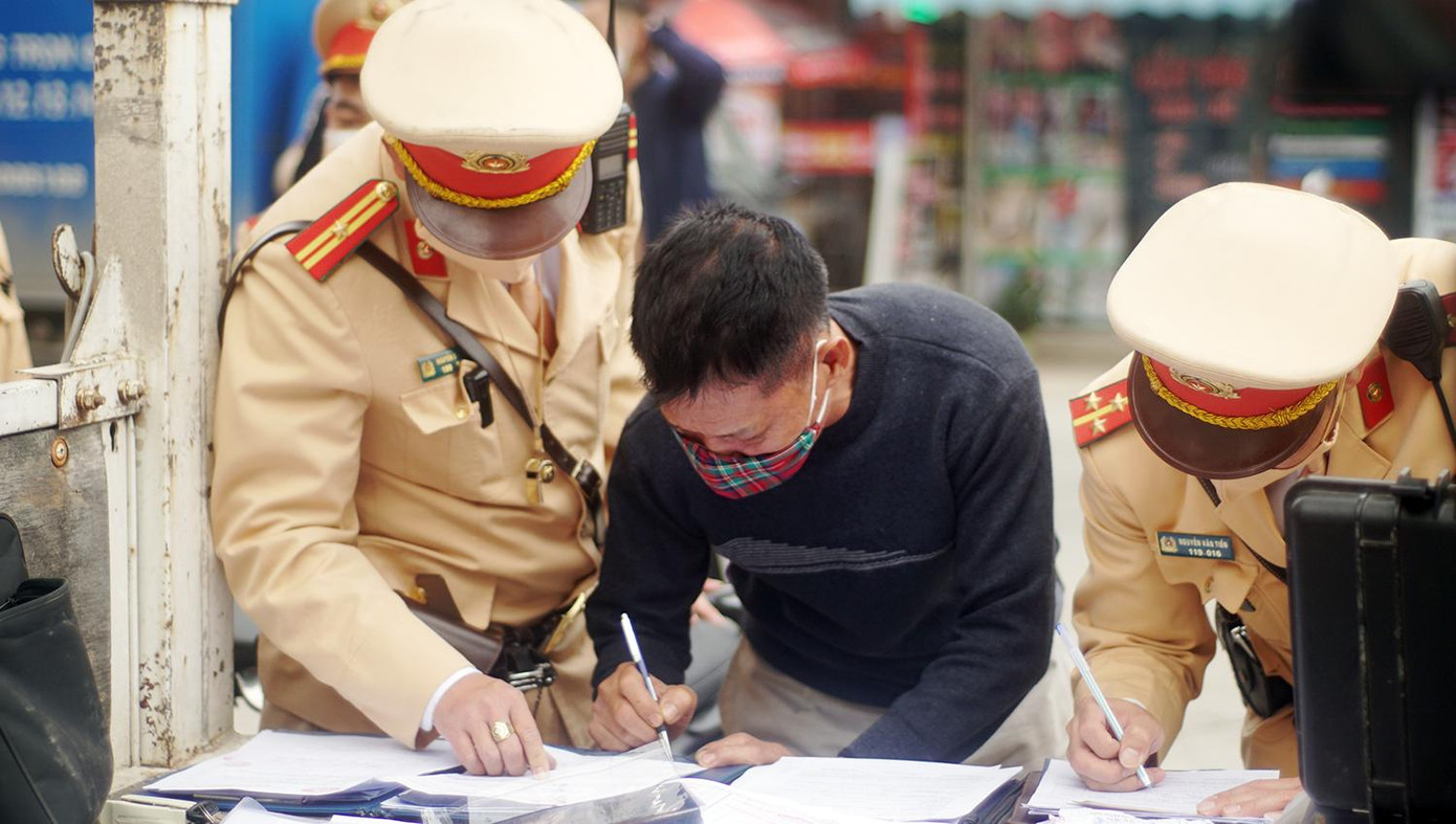 Còn ông T. (trú tại Hà Đông, Hà Nội) điều khiển xe máy chở theo người khác không đội mũ bảo hiểm bị dừng xe kiểm tra và vi phạm 0,108 mg/l. Lý do ông T. uống rượu cũng như trường hợp của anh L. nêu trên.