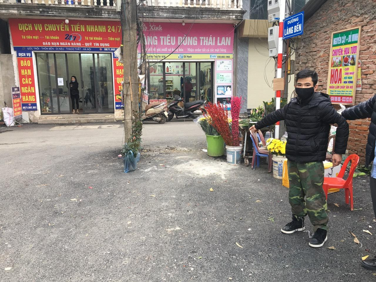 Đối tượng Huyên chỉ lại nơi nhặt đinh, mua thuốc diệt cỏ. Đối tượng Huyên chỉ lại nơi nhặt đinh, mua thuốc diệt cỏ.