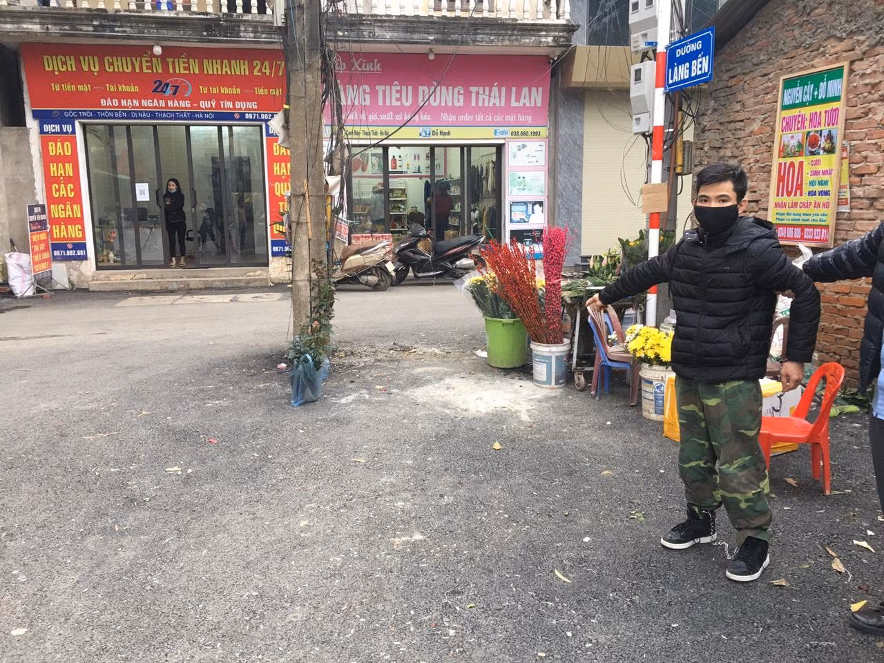 Đối tượng Huyên chỉ lại nơi nhặt đinh, mua thuốc diệt cỏ. Đối tượng Huyên chỉ lại nơi nhặt đinh, mua thuốc diệt cỏ.