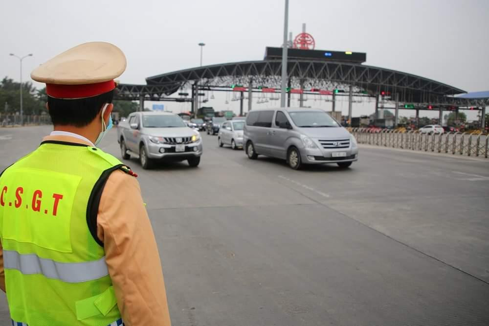 Lực lượng CSGT làm nhiệm vụ trên tuyến cao tốc. Lực lượng CSGT làm nhiệm vụ trên tuyến cao tốc.