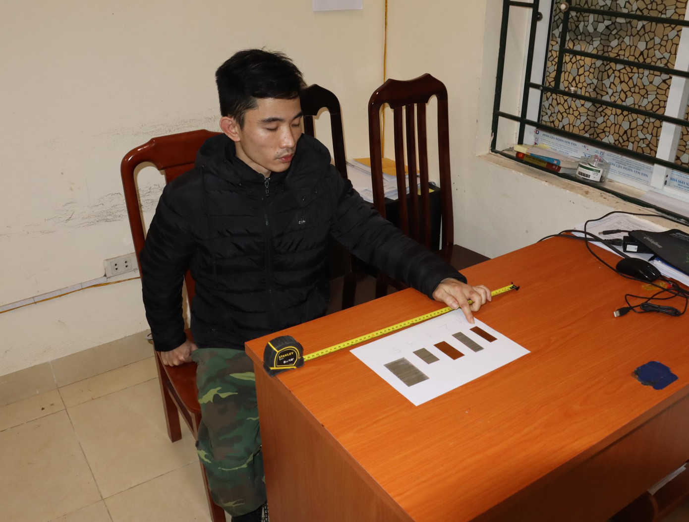 Đối tượng Huyên mô tả loại đinh dùng để gây án. Đối tượng Huyên mô tả loại đinh dùng để gây án.