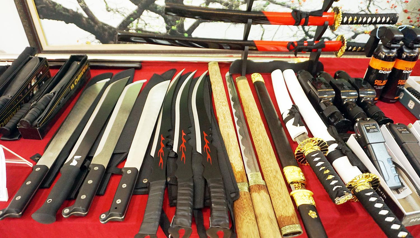 Ninh sử dụng 2 căn hộ chung cư cao cấp trên địa bàn huyện Gia Lâm để đăng tải, phát livestream mua bán vũ khí thô sơ, công cụ hỗ trợ. Ninh sử dụng 2 căn hộ chung cư cao cấp trên địa bàn huyện Gia Lâm để đăng tải, phát livestream mua bán vũ khí thô sơ, công cụ hỗ trợ.