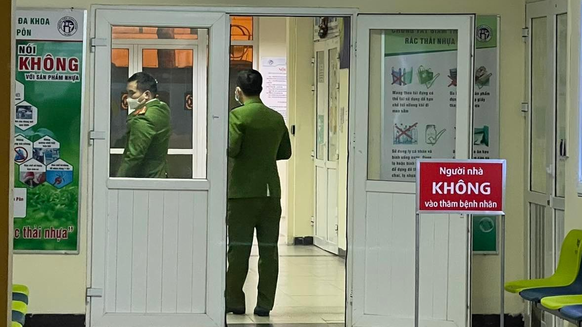 Công an có mặt tại Bệnh viện Xanh Pôn nơi bé gái điều trị vào đêm 18/1.