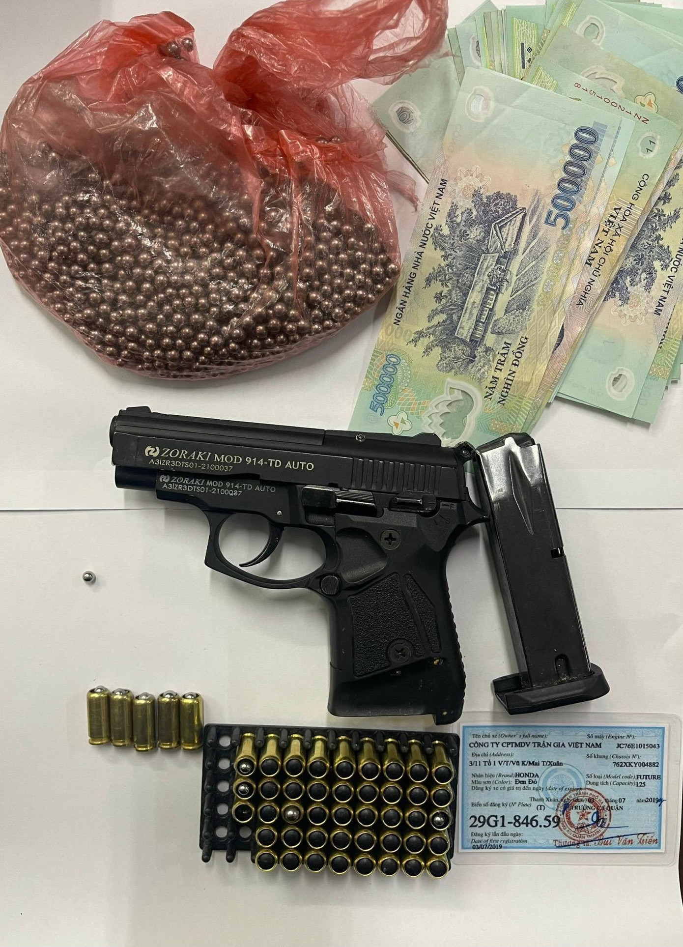 Khẩu súng và tang vật thu giữ.