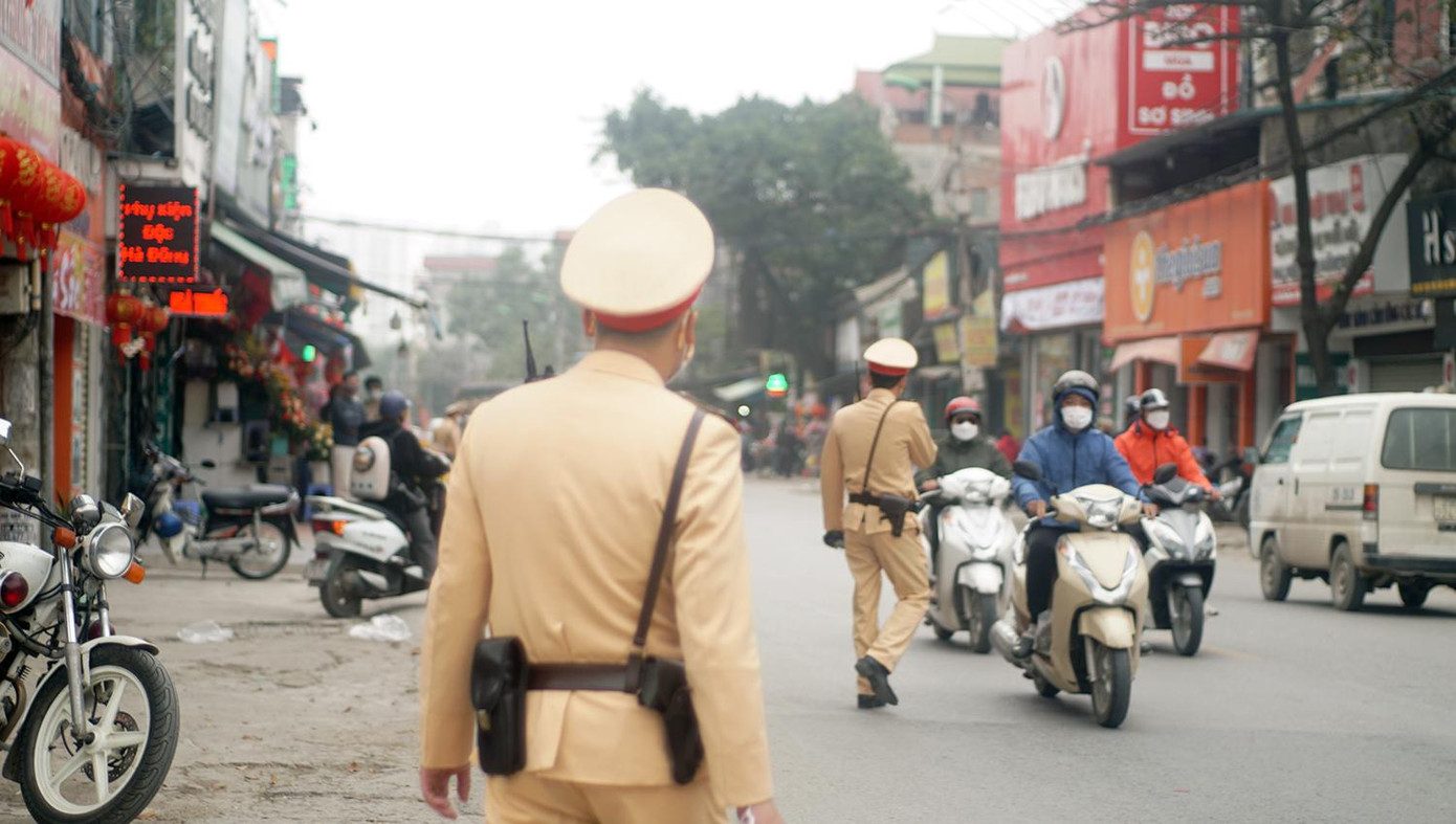 Quá trình dừng xe kiểm tra, có nhiều người đi xe máy khi thấy lực lượng chức năng liền quay đầu bỏ chạy gây nguy hiểm cho những người tham gia giao thông.