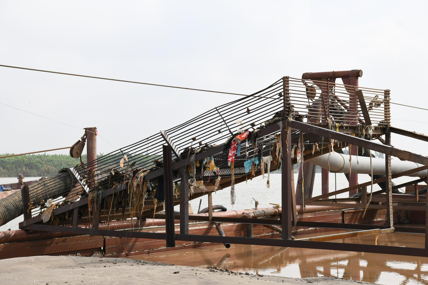 Số lượng lớn cát được phát hiện trên 14 con tàu. Số lượng lớn cát được phát hiện trên 14 con tàu.