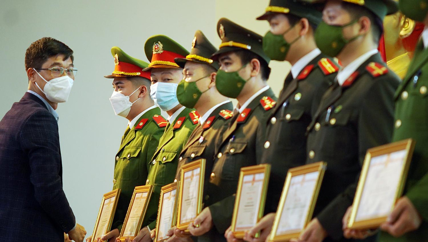 Tặng Bằng khen cho 23 tập thể và 6 cá nhân đã có thành tích xuất sắc trong công tác tuyên truyền, vận động hiến máu tình nguyện.