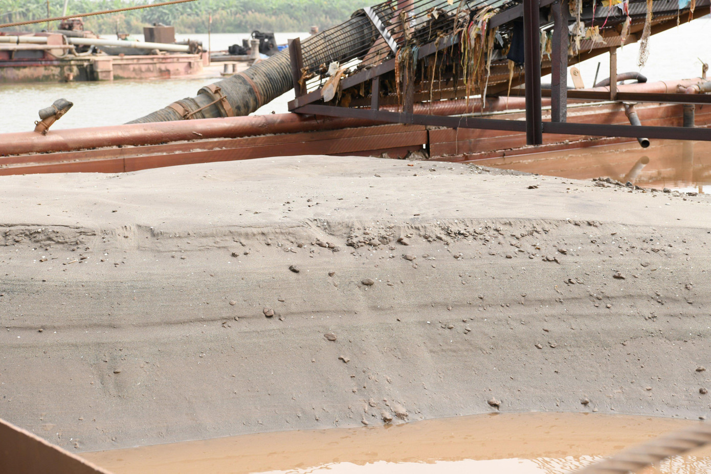 Được biết, vụ việc có tính chất phức tạp, xảy ra tại khu vực không phải mỏ khai thác cát. Được biết, vụ việc có tính chất phức tạp, xảy ra tại khu vực không phải mỏ khai thác cát.