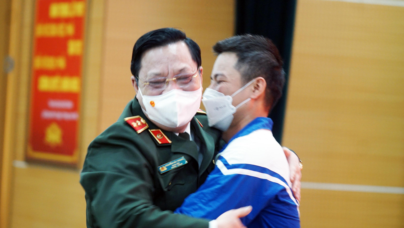 Trung tướng Nguyễn Hải Trung biểu dương hành động dũng cảm của anh Nam. Trung tướng Nguyễn Hải Trung biểu dương hành động dũng cảm của anh Nam.