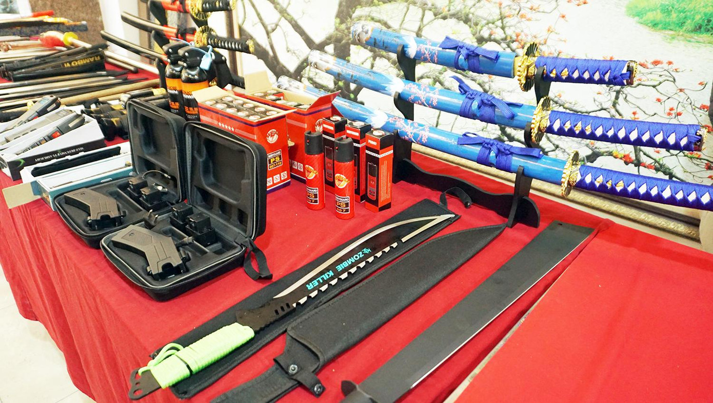 Hàng được Ninh gửi qua các công ty chuyển phát hàng hóa. Hàng được Ninh gửi qua các công ty chuyển phát hàng hóa.