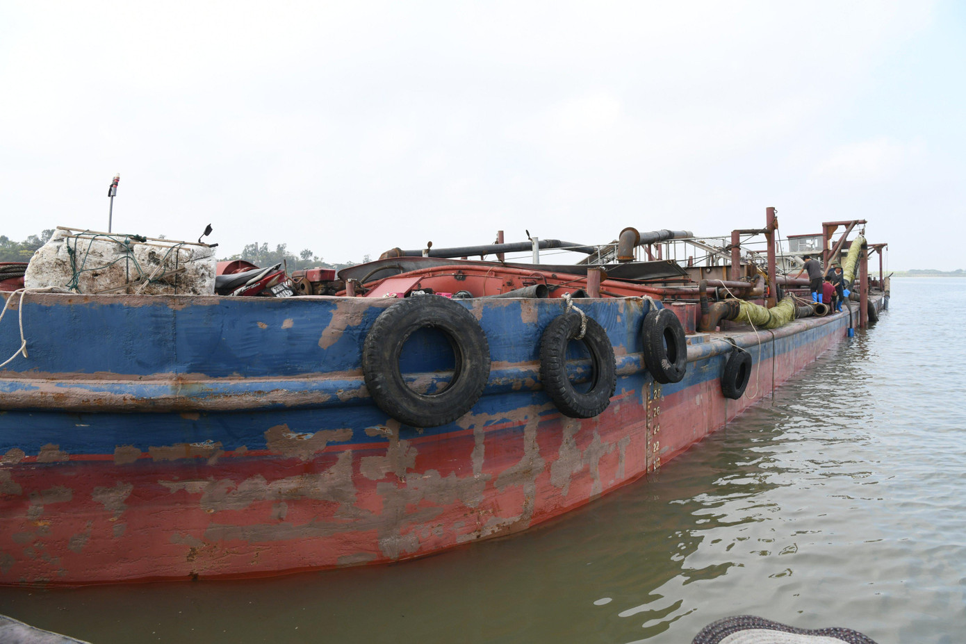 Cụ thể, cùng ngày, Phòng Hướng dẫn tuần tra, kiểm soát và đấu tranh phòng, chống tội phạm trên đường thủy nội địa và Thủy Đoàn I (Cục CSGT) phối hợp với Công an tỉnh Hà Nam, Thái Bình tổ chức lực lượng, đồng loạt triển khai biện pháp nghiệp vụ bắt giữ 14 tàu hút cát cùng 55 người liên quan tại khu vực sông Hồng giáp ranh tỉnh Hà Nam và Thái Bình. Cụ thể, cùng ngày, Phòng Hướng dẫn tuần tra, kiểm soát và đấu tranh phòng, chống tội phạm trên đường thủy nội địa và Thủy Đoàn I (Cục CSGT) phối hợp với Công an tỉnh Hà Nam, Thái Bình tổ chức lực lượng, đồng loạt triển khai biện pháp nghiệp vụ bắt giữ 14 tàu hút cát cùng 55 người liên quan tại khu vực sông Hồng giáp ranh tỉnh Hà Nam và Thái Bình.