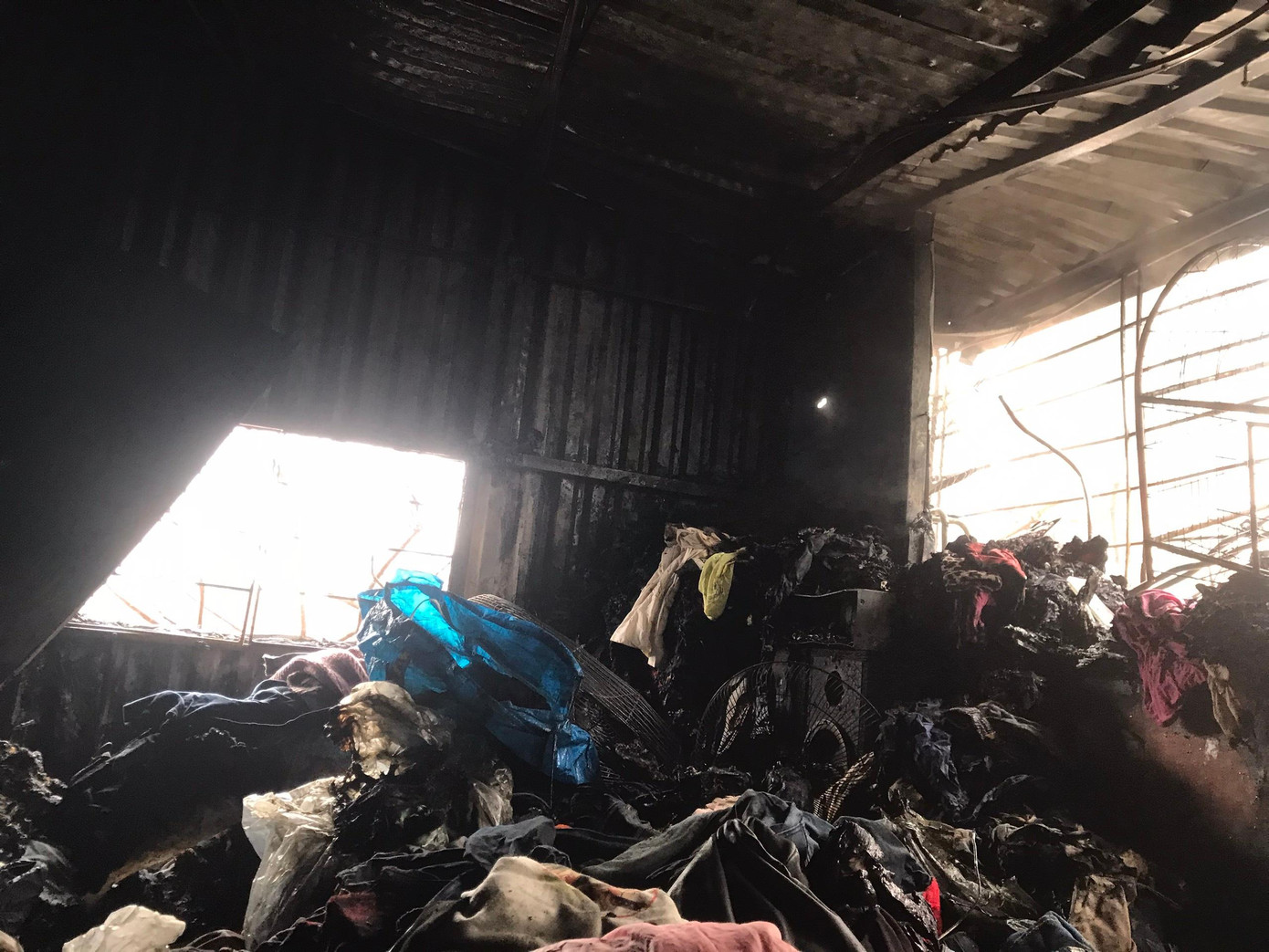 Bên trong căn nhà nhiều đồ đạc bị cháy đen. Bên trong căn nhà nhiều đồ đạc bị cháy đen.