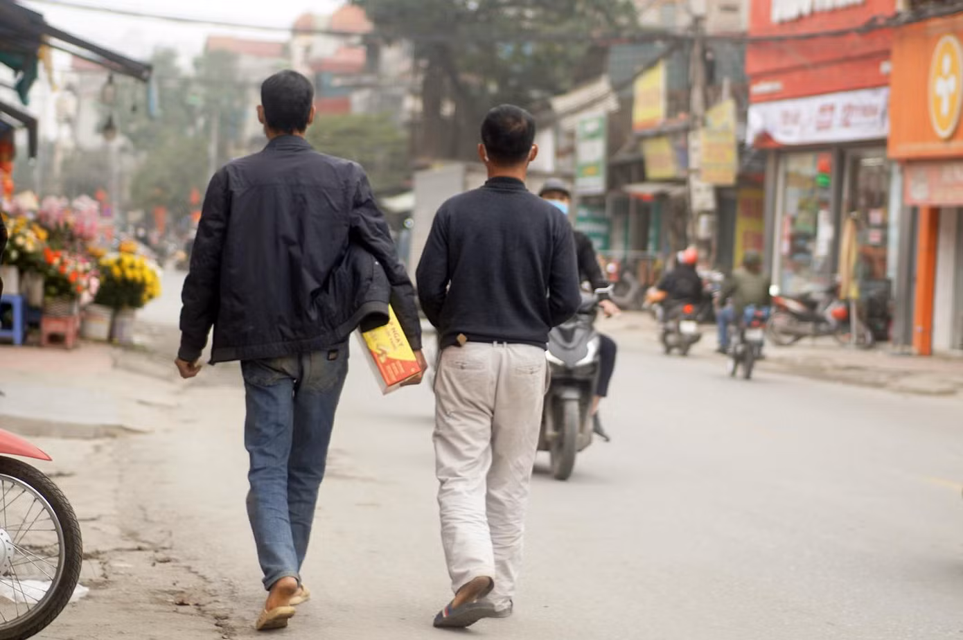 Sau khi bị giữ xe, ông T. và người đi cùng bê theo thùng bia vừa mua đi bộ về nhà. Sau khi bị giữ xe, ông T. và người đi cùng bê theo thùng bia vừa mua đi bộ về nhà.