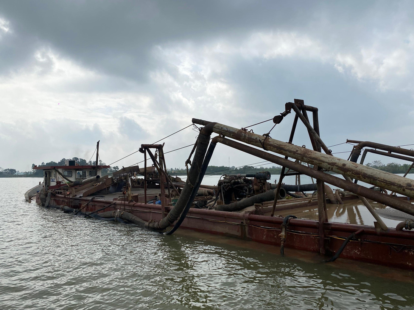 Những con tàu cũ chằng chịt ống hút cát từ lòng sông Hồng. Những con tàu cũ chằng chịt ống hút cát từ lòng sông Hồng.