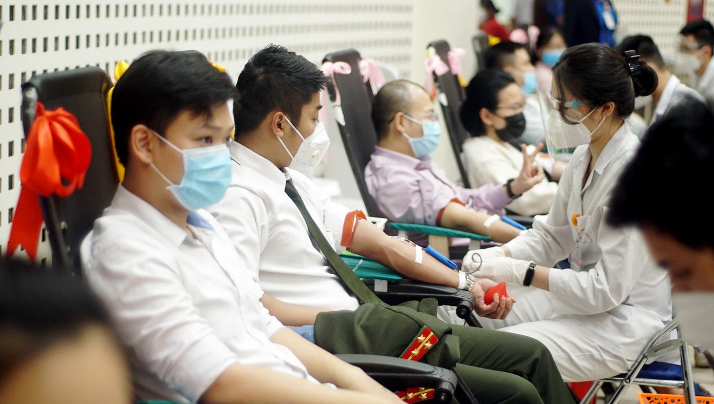 Hàng trăm đoàn viên thanh niên Công an TP Hà Nội tham gia hiến máu.